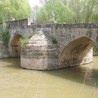 AÑO 2002. El puente de Andaluz presentaba un buen aspecto con todos los sillares en su sitio. Los tajamares presentaban un aspecto compacto. La vegetación ya crecía entre las juntas de los sillares menos verticales.-VALENTÍN GUISANDE