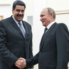 El presidente venezolano, Nicolás Maduro, y su homólogo ruso, Vladímir Putin, se saludan durante un encuentro en Moscú en el 2017.-YUTRI KADOBNOV (AP)