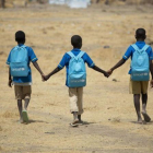Unos niños se dirigen al colegio en una imagen de archivo.-UNICEF