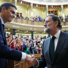 Mariano Rajoy felicita a Pedro Sánchez tras la moción de censura que supuso el desalojo del PP de la Moncloa.-DIEGO CRESPO