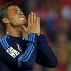El jugador del Real Madrid Cristiano Ronaldo se lamenta de una ocasión fallada ante el Sevilla.-REUTERS / MARCELO DEL POZO