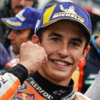 El campeonísimo Marc Márquez (Honda) ha celebrado, hoy, con este gesto, en Brno, su ’pole’ nº 86, cifra récord de todos los tiempos.-ALEJANDRO CERESUELA