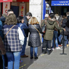Cola en la administración de lotería Doña Manolita en la Puerta de El Sol de Madrid.-EFE / J.J.GUILLEN