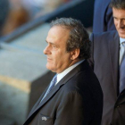 Fotogfrafía de archivo de Michel Platini junto con Manuel Valls, en el fondo de la imagen.-Foto:   EFE / THOMAS EISENHUTH