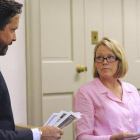 El abogado de Spacey, Alan Jackson, junto a la madre del joven que acusa al actor, Heather Unruh, el lunes, en el juicio. /-AP