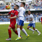 Mateu controla un balón en el partido ante el Tenerife.-ÁREA 11