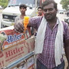 Un vendedor indio con los helados de la marca Hitler.-