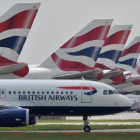 Aviones de British Airways en la terminal 5 del aeropuerto londinense de Heathrow, en el 2010.-AFP / CARL DE SOUZA