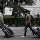 Turistas por el Paseo del Prado de Madrid.-JOSE LUIS ROCA