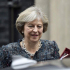 La primera ministra británica, Theresa May, a la salida de Downing Street.-HANNAH MCKAY / REUTERS