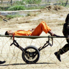 La policía militar traslada a un preso.-Foto: REUTERS / MARC SEROTA