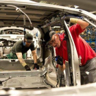 Trabajadores de Nissan de la planta de Sunderland.-AFP / OLI SCARFF
