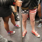 Pasajeros del metro de Nueva York viajan sin pantalones durante el "The No Pants Subway Ride" hoy, domingo 11 de enero de 2015, en Nueva York (NY, EE.UU.). Centenares de neoyorquinos desafiaron hoy a las gélidas temperaturas y sorprendieron a los usuarios-Foto: ANNA BUJ / EFE