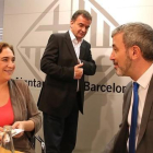Ada Colau con el socialista Jaume Collboni y, detrás, el republicano Alfred Bosch.-RICARD CUGAT