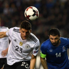 Mario Gómez, autor del tercer gol alemán, cabecea con la oposición de Sadygov.-AFP / KIRILL KUDRYAVTSEV
