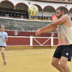 El Torneo de Voley Plaza comenzó ayer en el albero del coso de San Benito.-Valentín Guisande