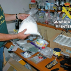 Miembros de la Guardia Civil trabajan en la operación de desmantelamiento.-ICAL