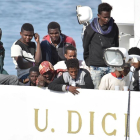 Varios migrantes a bordo del Diciotti en el puerto de Catania. /-EFE / ORIETTA SCARDINO