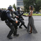 Una joven espera inmóvil a que la policía la detenga en Baton Rouge, Lousiana, en una imagen que se ha convertido en símbolo de las protestas.-REUTERS / JONATHAN BACHMAN