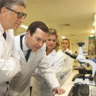 Bill Gates y el ministro George Osborn, ayer, visitando la escuela de medicina tropical de Liverpool.-DAVE THOMPSON