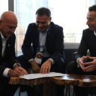 De izquierda a derecha: Keith Block (Salesforce), Jordi Nicolau y Pere Nebot (CaixaBank)-