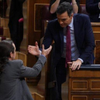 Pablo Iglesias, saluda al presidente del gobierno en funciones Pedro Sánchez , tras su intervención este martes en el Congreso.-DAVID CASTRO