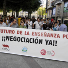 Más de medio centenar de profesores se concentraron een la plaza del Olivo. / ÚRSULA SIERRA-