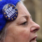 Una manifestante en contra del brexit protesta ante el Parlamento en Londres este miércoles.-EFE / ANDY RAIN