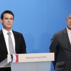 El primer ministro Manuel Valls, junto al ministro de Finanzas, Michel Sapin (derecha), en el Elíseo.-AFP / PHILIPPE WOJAZER