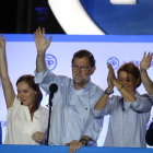 El presidente del gobierno en funciones Mariano Rajoy, acompañado por su mujer, Elvira Fernández (2i), Maria Dolores de Cospedal (2d), Cristina Cifuentes (d) y Soraya Sáenz de Santamaria, se dirige a los simpatizantes populares.-EFE