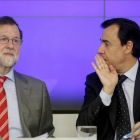 Mariano Rajoy y el coordinador del PP, Fernando Martínez-Maillo, en un comité ejecutivo del PP.-JOSÉ LUIS ROCA