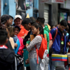 Inmigrantes venezolanos buscan tramitar sus permisos de residencia en Perú.-REUTERS
