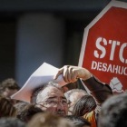 Manifestación de la Plataforma de Afectados por la Hipoteca (PAH) en Valencia después del fallo del Tribunal de la UE sobre los desahucios, en el 2013.-MIGUEL LORENZO