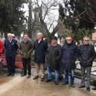 Homenaje a los bomberos fallecidos, ayer en el monolito del cementerio.-HDS