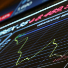 Foto de archivo de la bolsa de Madrid con un panel del Ibex 35.-JUAN CARLOS HIDALGO (EFE)