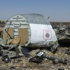 Restos del avión ruso que se estrelló el sábado en el Sinaí.-AFP / BKHALED DESOUKI