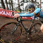 La ciclista belga Femke Van Den Driessche durante la prueba de cicclocross en Heusden-Zolder en la que la UCI ha descubierto un motor escondido en su bicicleta.-