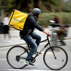 Un repartidor de Glovo pedaleando en Barcelona.-FERRAN NADEU (EL PERIÓDICO)