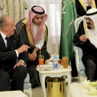 El rey Juan Carlos, con el fallecido rey de Arabia Saudí Abdalá bin Abdelaziz, en una imagen del 2012.-EFE