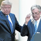 Donald Trump saluda junto a Jerome Powell, en su presentación como presidente de la Reserva Federal de Estados Unidos.-AFP / SAUL LOEB