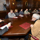 Una de las reuniones entre el alcalde de Soria y la concejala de personal y los representantes de los trabajadores afectados por la supresión del seguro médico. / ÁLVARO MARTÍNEZ-