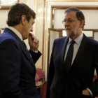 Mariano Rajoy y Rafael Hernando, el 21 de junio, en el Congreso.-JOSE LUIS ROCA