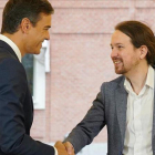 Pedro Sánchez y Pablo Iglesias, tras firmar el acuerdo para los Presupuestos el pasado mes de octubre.-JOSÉ LUIS ROCA