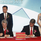 La firma del acuerdo de venta del 20% de las acciones del Atlético entre Wang Jianlin (director y fundador de Wanda Group), Enrique Cerezo y Miguel Ángel Gil.-ROLEX DELA PENA (EFE)