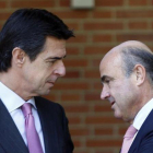 El exministro de Industria José Manuel Soria y el titular de Economía, Luis de Guindos.-JUAN MANUEL PRATS