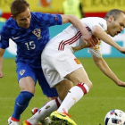 Iniesta, entrado en falta por Rog, en el partido ante Croacia.-REUTERS / MICHAEL DALDER