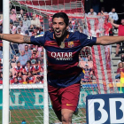 El delantero uruguayo del FC Barcelona Luis Suárez celebra el gol marcado ante el Granada, el segundo del equipo, durante el partido de la 38 y última jornada de la Liga de Primera División que se juega hoy en el estadio Nuevo Los Cármenes de Granada.-EFE