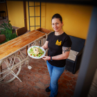Gyna atesora más de una década de experiencia en la hostelería de Quintana Redonda y ahora da vida al Quartelillo, un singular proyecto con gran calidad/precio.  / MARIO TEJEDOR