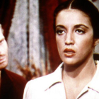 Katy Jurado siendo observada por Charlton Heston, durante una escena de la película Arrowhead-/ PERIODICO