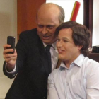 El 'selfie' del ministro Jorge Fernández Díaz (Cesc Casanovas) y el pequeño Nicolás (Ivan Labanda), en 'Polònia' (TVE-3).-